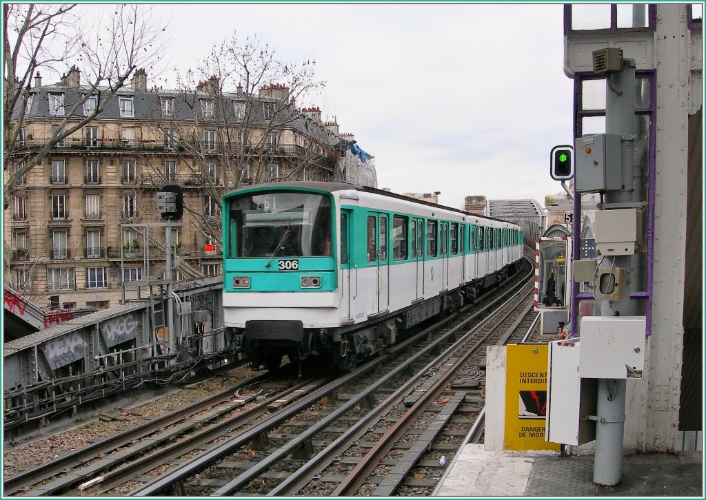 The RATP Mtro line n 2 by the Station Barbs Rochechouart. 21.01.2008 
