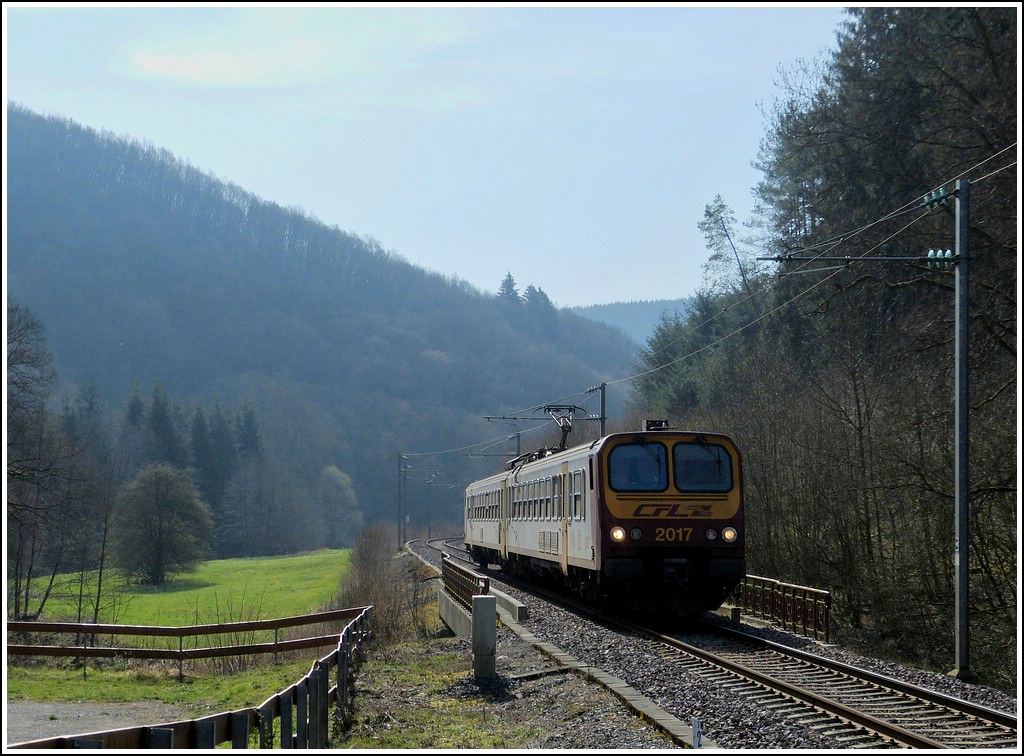 The RB 3209 Luxembourg City - Wiltz is running between Kautenbach und Merkholtz on April 3rd, 2012.