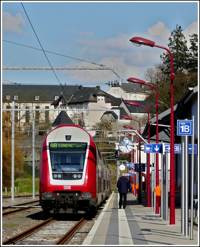 The RB 3242 to Luxembourg City is waiting for passengers in Wiltz on April 16th, 2008.