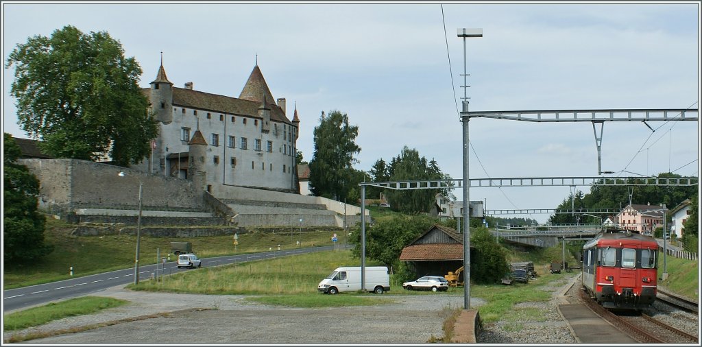 The RBe 540 021-3 runs by the Castle of Oron in direction to Romont.
10.08.2010