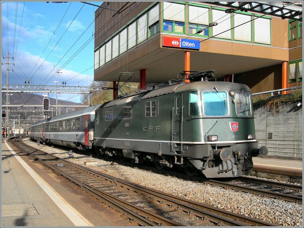 The Re 4/4 II 11158 with a EC from Basel to Milano is arriving in Olten.
22.11.2006