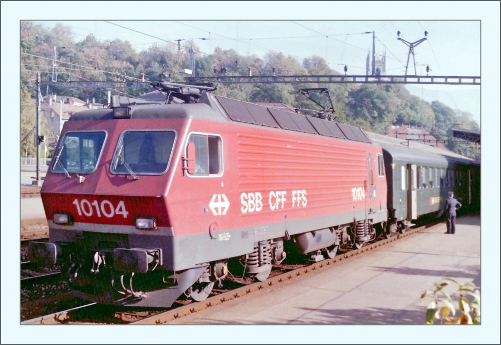 The Re 4/4 IV 10104 in Vevey.
Summer 1985/scanned analog negative