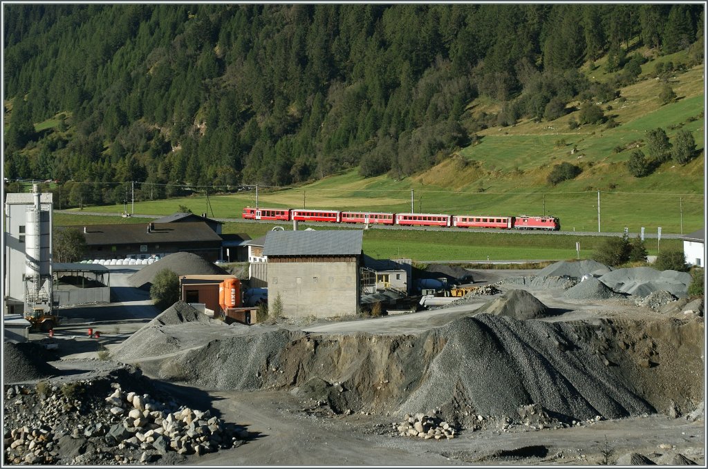 The RE Scoul - Pontressina is approaching Zernez.
13.09.2011