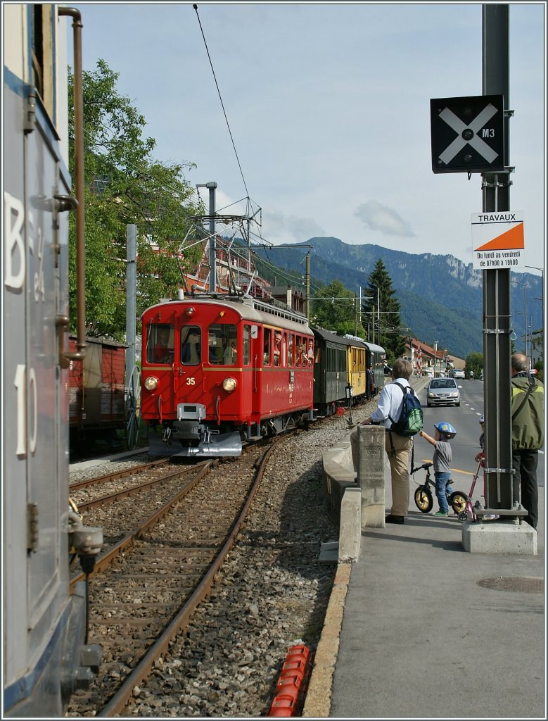 The RhB ABe 4/4 N 35 is approaching Blonay. 
12.06.2011