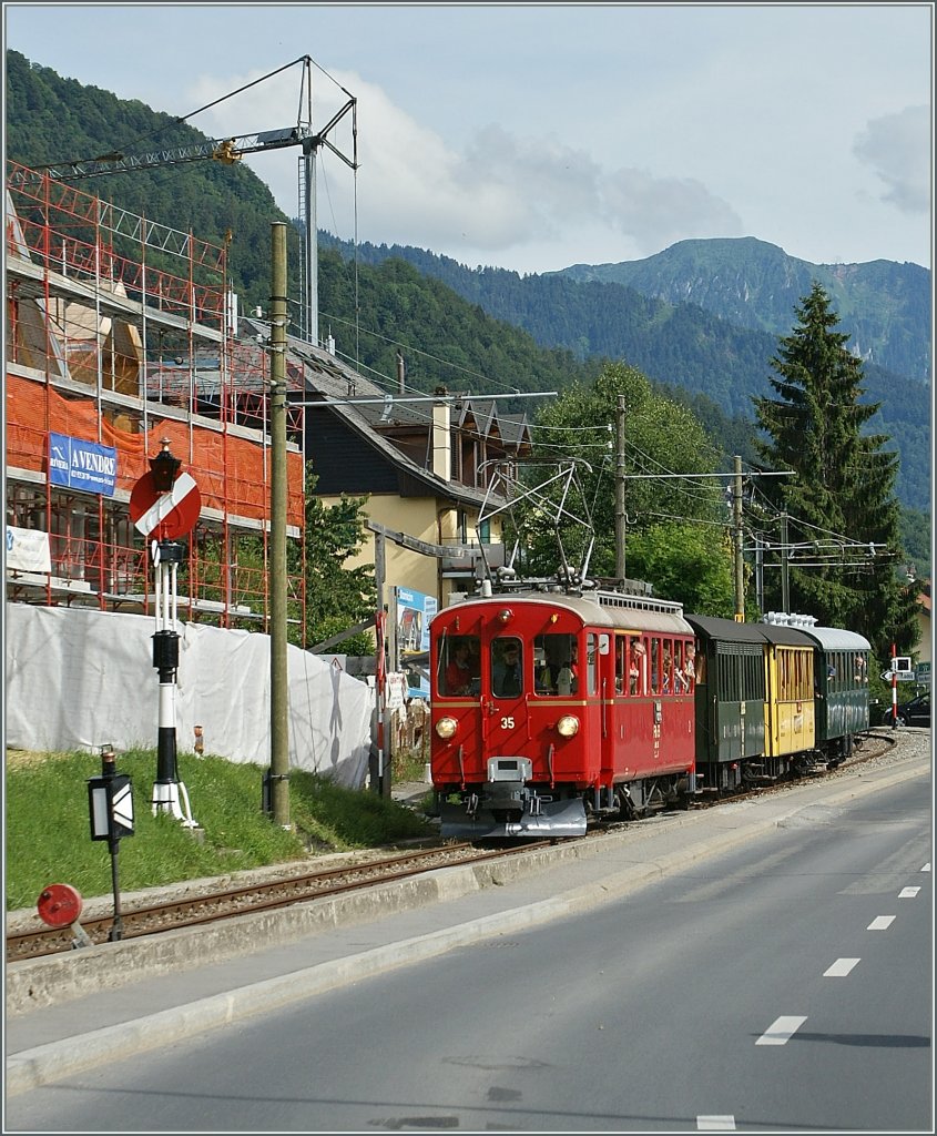 The RhB ABe 4/4 N 35 is arriving at Blonay.
12.06.2011