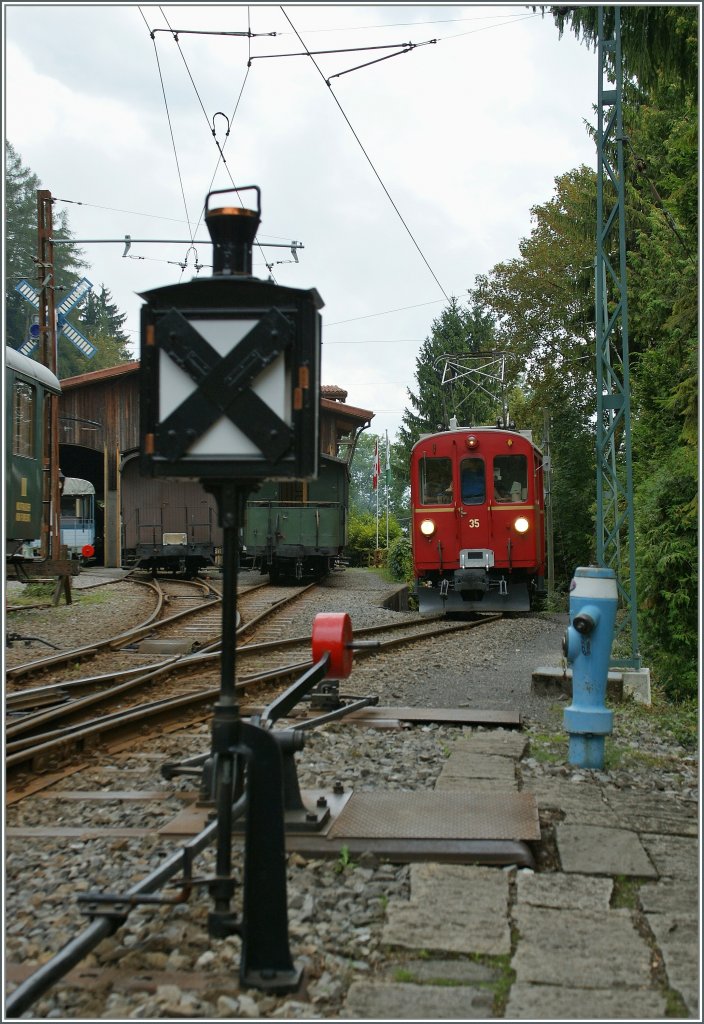 The RhB ABe 4/4 N 35 is arriving at the B-C Station  Chaulin . 
06.08.2011