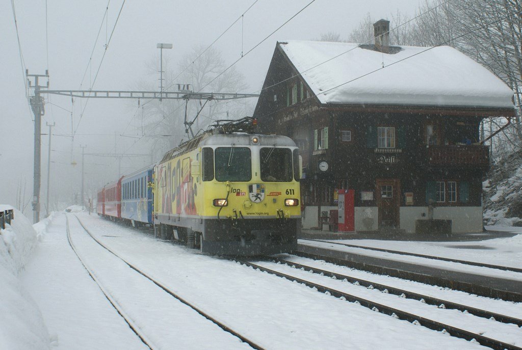 The RhB Ge 4/4 II N 611  LogIn  in Peist wiht a local train to Arosa.
03.03.2009