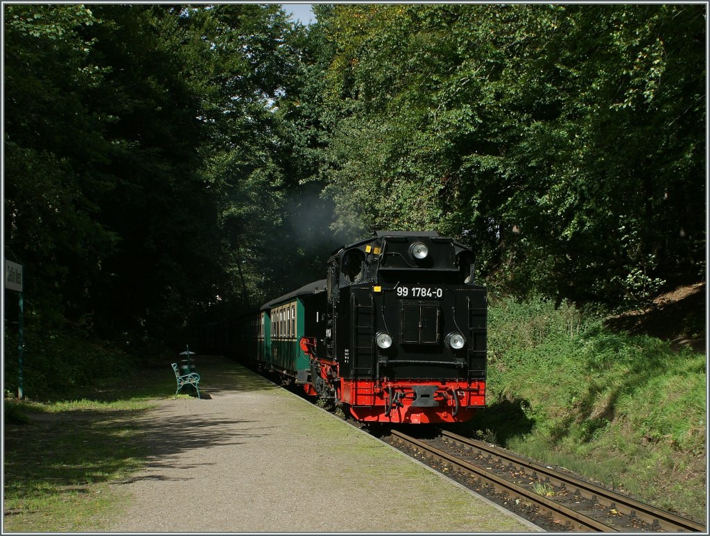 The RüBB 99 1784-0 is coming from the dark wood to make a stop at the little Station Sellin West.
16.06.2010 