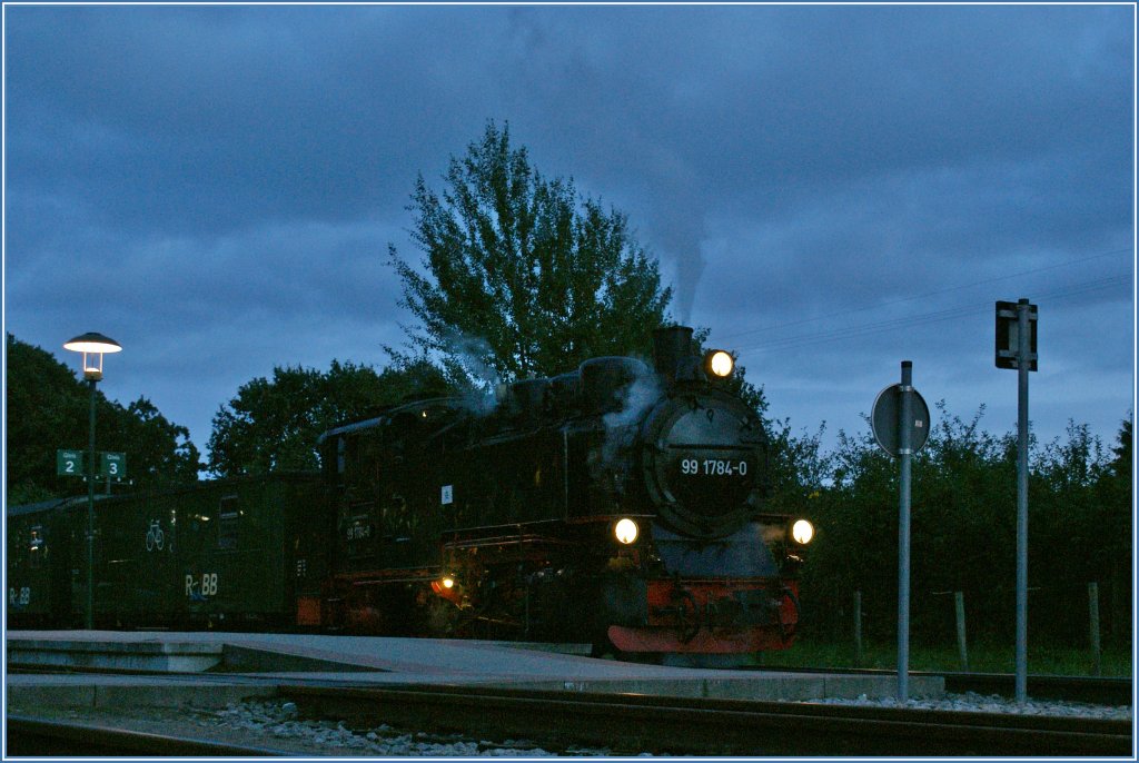The RBB 99 1784-4 with an evening Train to Putbus in Binz LB. 
17.09.2011.