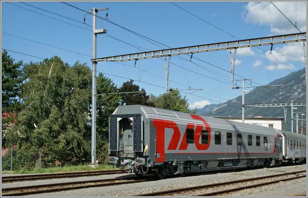 The Russian sleeping Cars WLABmz 60 85 78-90 003-5 in the  Rail-Jet  style in Martigny. 
22.07.2012