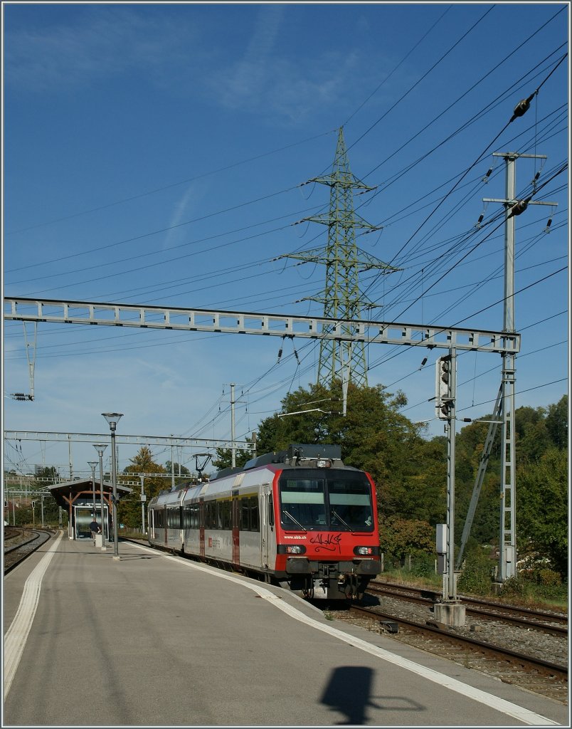 The S21 from Vevey is arriving at Puidoux-Chexbres.
05.10.2012