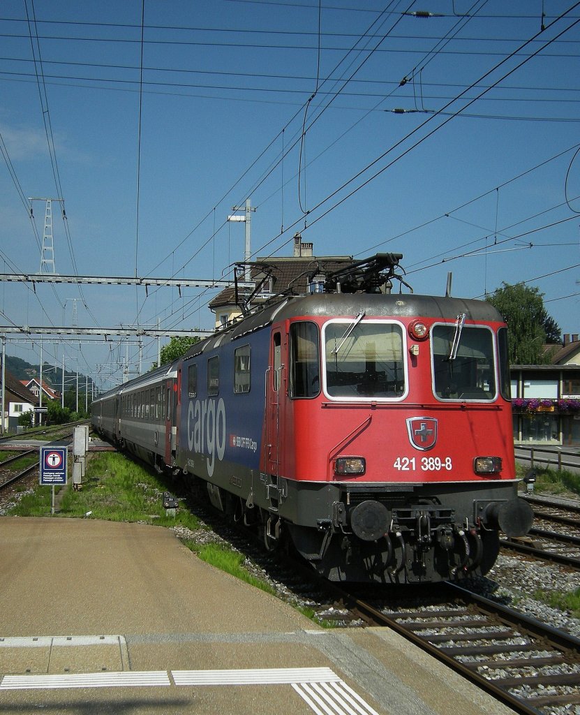 The SBB 421 389-8 is arriving with his EC to Mnchen in St-Margarethen.
28.07.2008