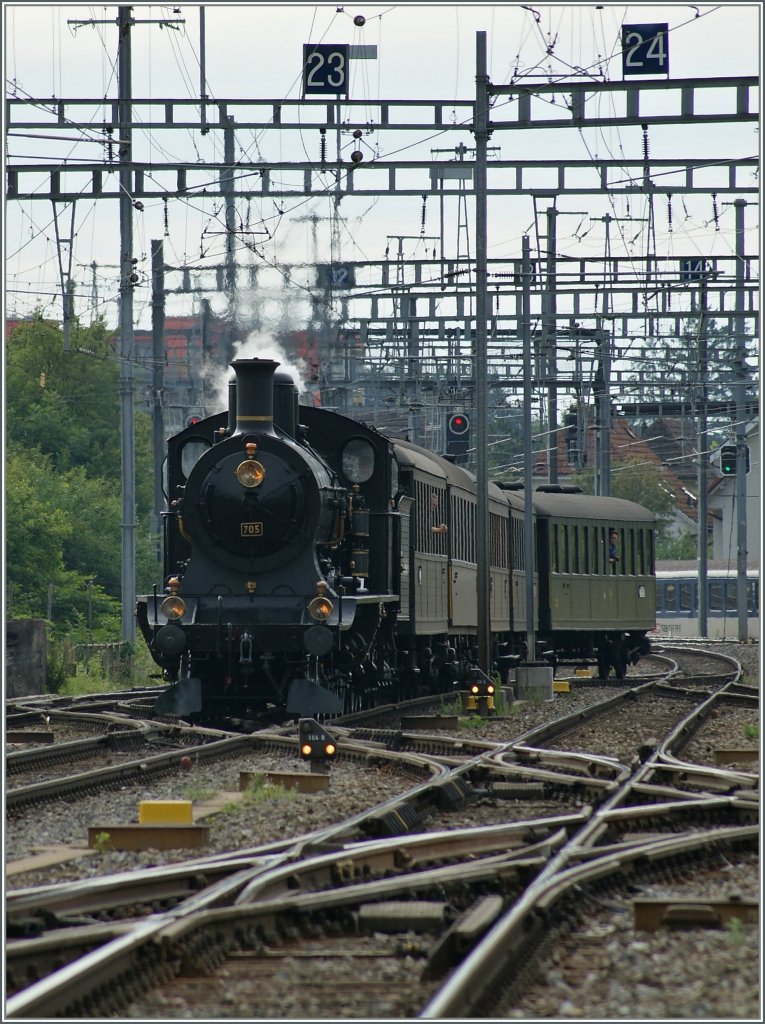 The SBB A 3/5 is arriving at Biel/Bienne.
25.06.2011