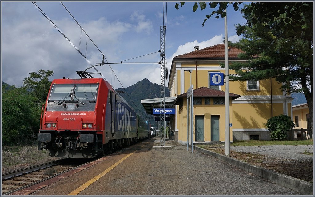 The SBB Cargo RE 484 003 with a RoLa from Freibung to Novara in Vogogna.
18.09.2017