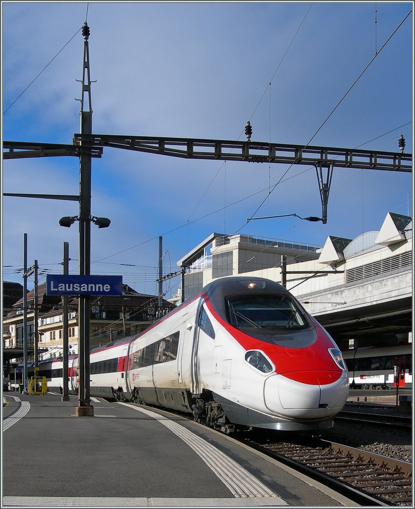 The SBB ETR 610 is leaving Lausanne to Milano. 
08.11.2010