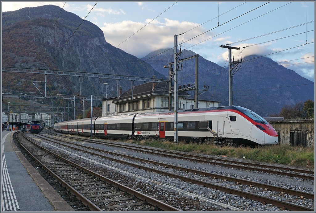 The SBB RABe 501 002 (UIC 93 85 0 501 002-6 CH-SBB) in Martigny.
30.10.2017