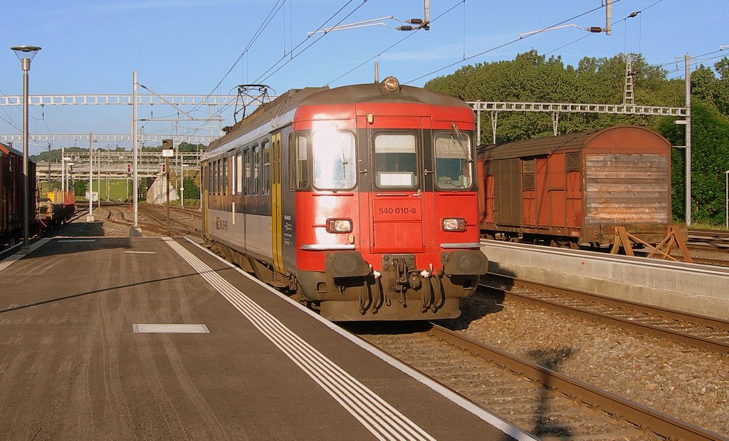 The SBB RBe 540 010-6 4 is arriving in Romont. In the rush hours the RBe runs between Palezieux and Romont with stops on all stations, in the outre times there is a Bus service for the smalls villages in this region.
19.06.2008
