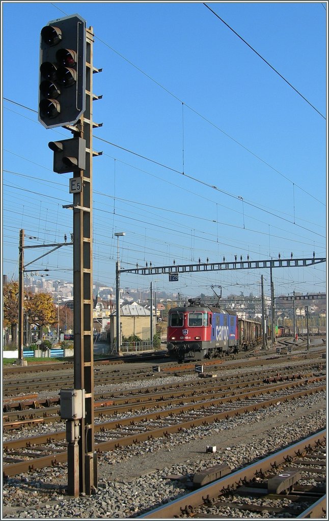 The SBB Re 420 160-4 is leaving Renens (VD).
09.11.2011