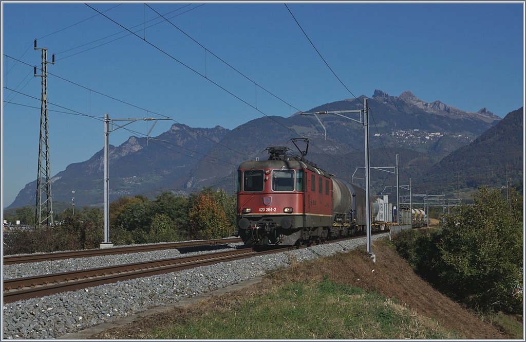 The SBB Re 420 284-2 with a Cargo train by Bex.
11.10.2017