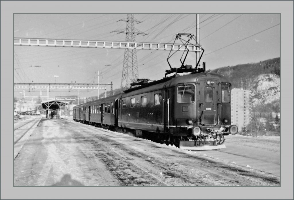 The SBB Re 4/4 I 10016 is arriving with a local Train from Vevey at Puidoux-Chexbres Station. 
(01.04.1996/Scanned negative)