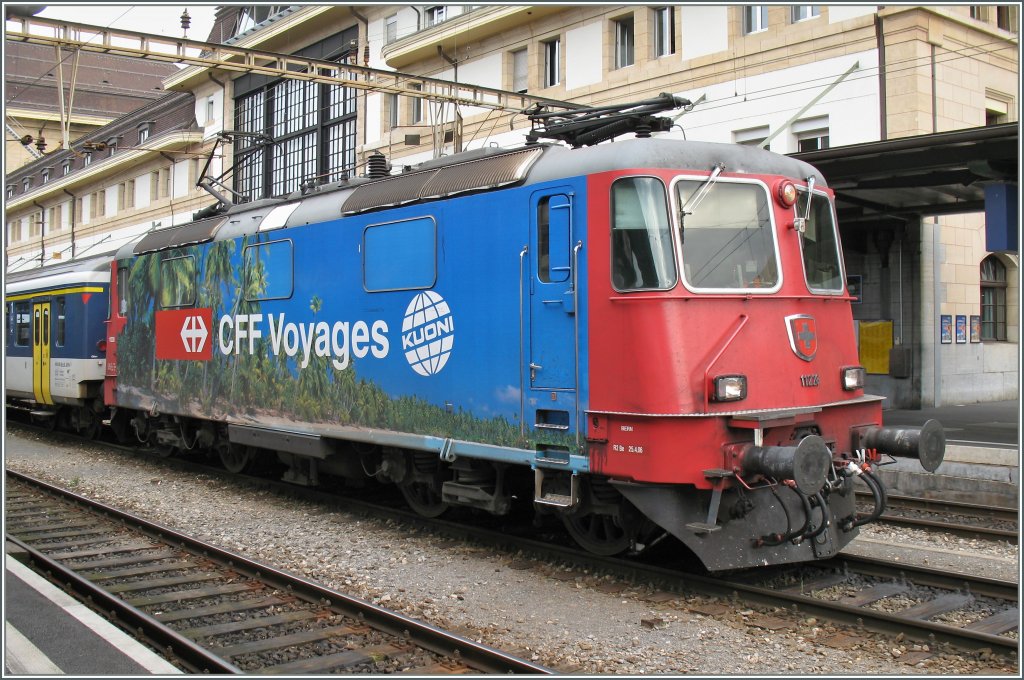 The SBB Re 4/4 II 11228  Kuoni  in Lausanne.
17.07.2007