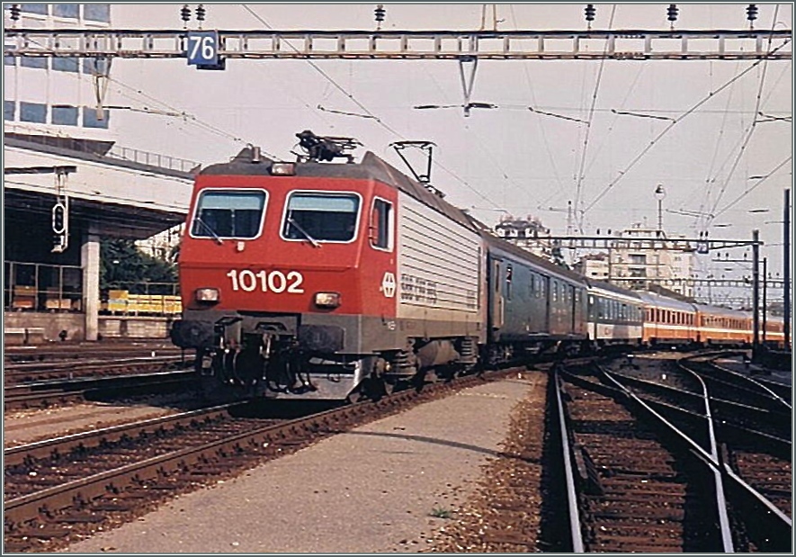 The SBB Re 4/4 IV 10102 is arriving with an EC from Milan to Paris in the Lausanne Station.
(autumn 1984/scanned picture)