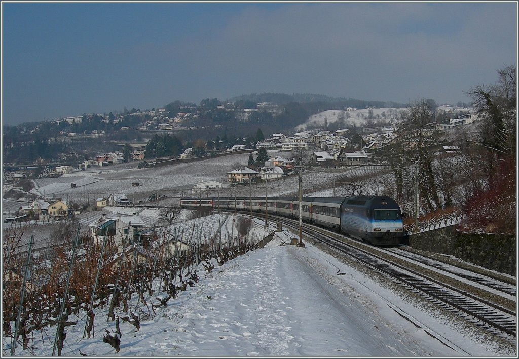 The SBB Re 460 002-9 with an IR to Luzern by Bossire.
01.02.2012
