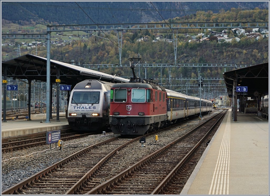 The SBB Re 460 005-2 and Re 4/4 II 11158 in Brig.
25.10.2017
