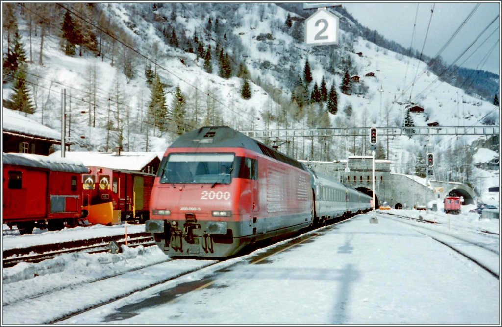 The SBB Re 460 099-5 is coming out of the Ltschbergtunnel in Goppenstein.
16.01.2006