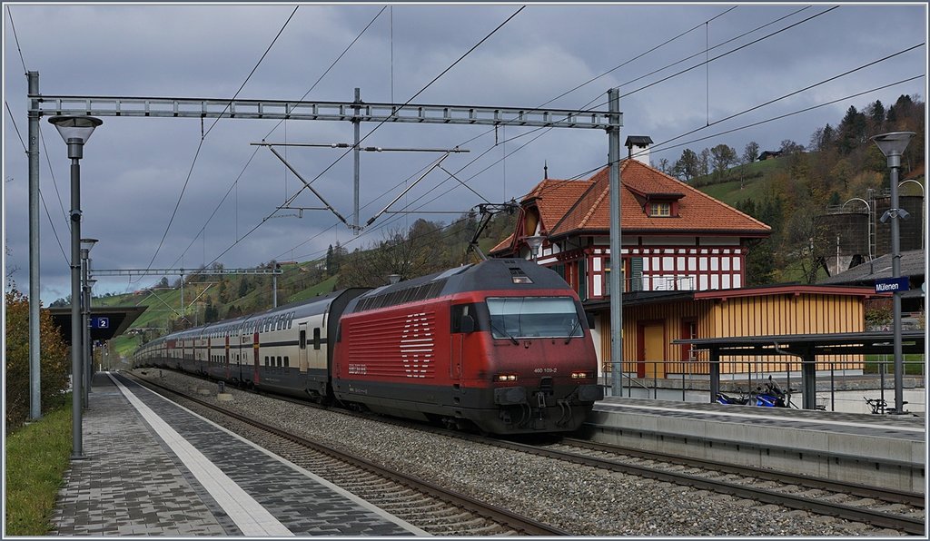 The SBB Re 460 109-2 with an IC to Brig by Muelenen.
30.10.2017