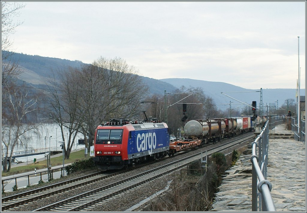 The SBB Re 482 000-7 with a Cargo train by Oberwesel. 
19.03.2010