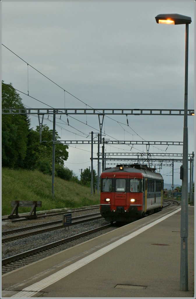 The SBB REB 540 010-3 is the local Train 4309 from Palzieux to Romont, here by the stop in Vauderence. 
27.05.2011