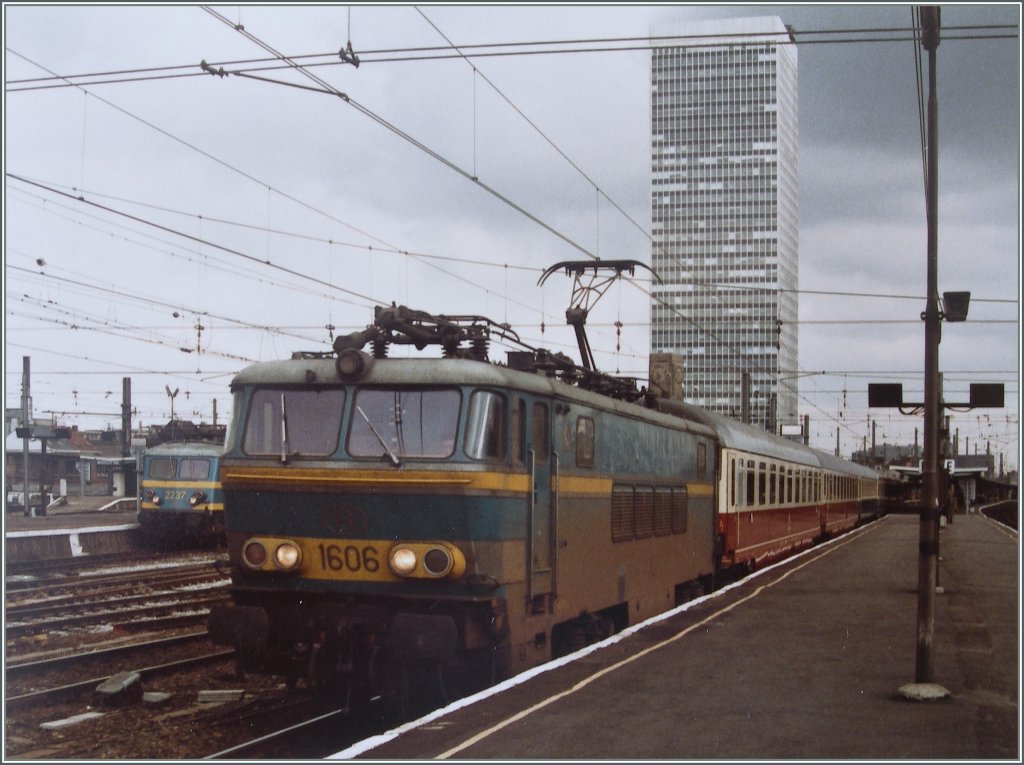 The SBCB 1606 in Brussels Midi. 
Summer 1984