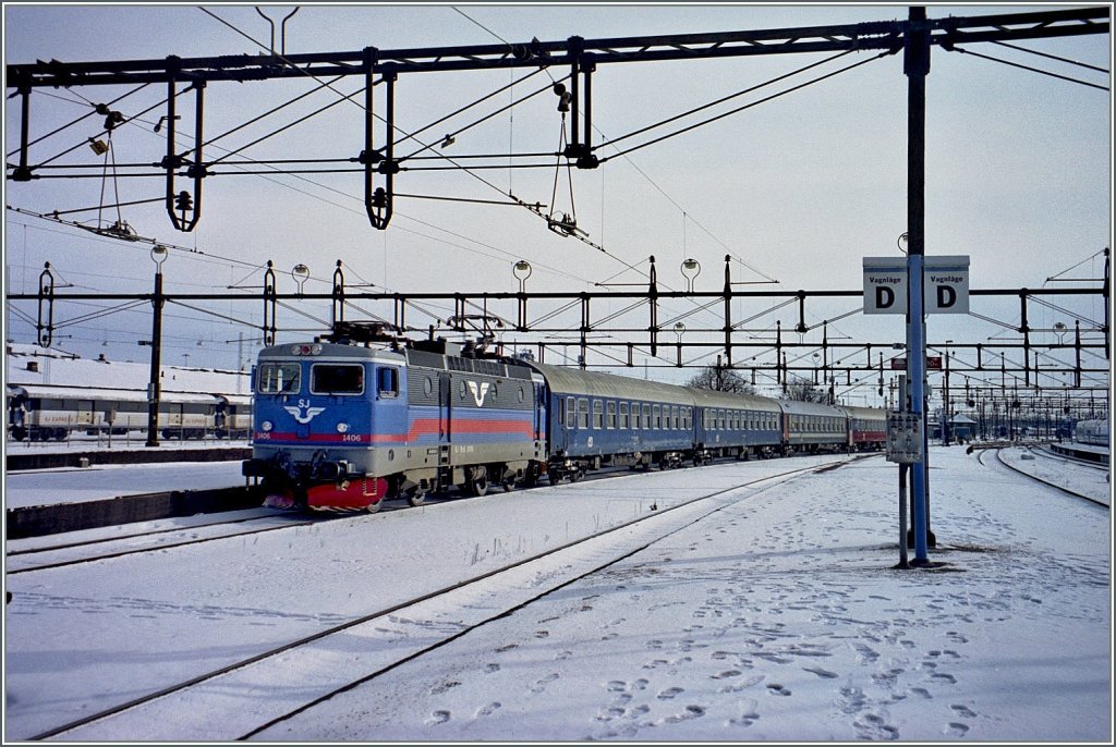 The SJ Rc 1406 is arriving with the overnight-train-service from Berlin at Malm.
March 2001