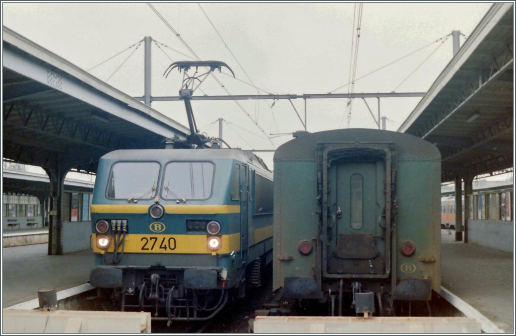 The SNCB MNBS 2740 in Oostende. 
(Summer 1985/Scanned negative)