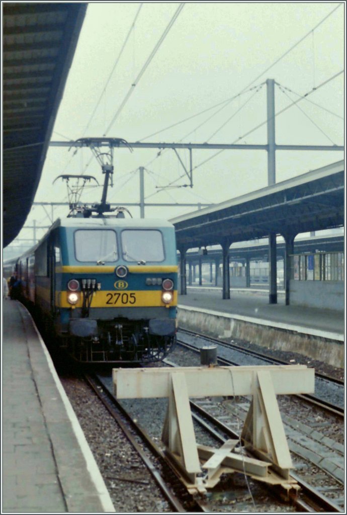 The SNCB NMBS 2705 in Oostende.
(Summer 1985/Scanned negative)