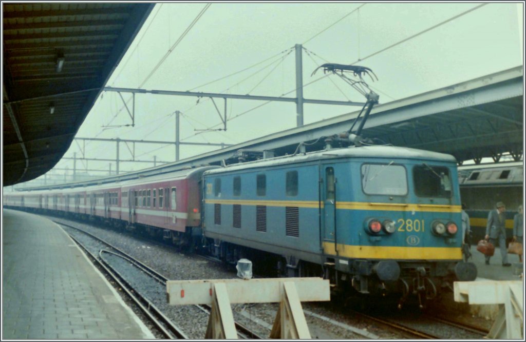 The SNCB NMBS 2801 in Oostende. 
(Summer 1985/Scanned negative) 