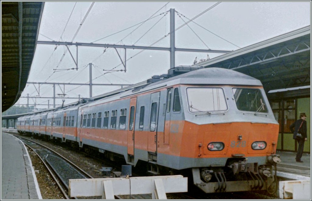 The SNCB NMBS AM 75 828 in Oostende. 
(Summer 1985/Scanned negative)