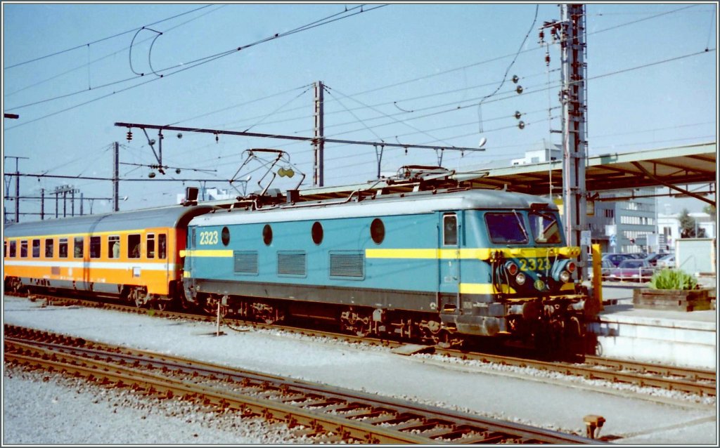 The SNCB/NMBS 2323 is arriving at Luxembourg. 
19. 05.1998