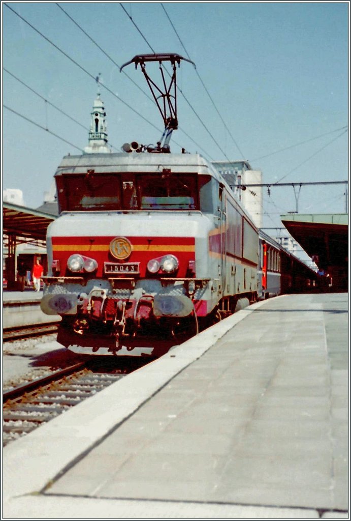 The SNCF 15043 in Luxembourg City. 
scanned negativ/13.05.1998 