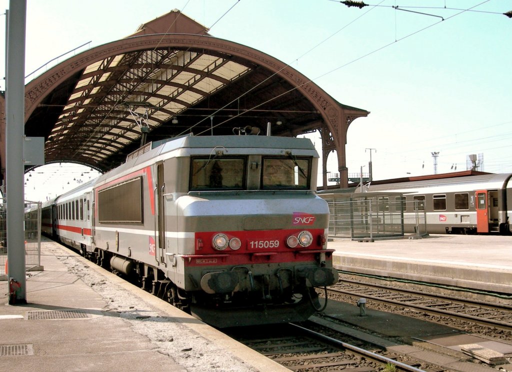 The SNCF BB 15059 takes over the EC from Stuttgart to Paris in the beautiful Station of Strasbourg.
10.04.2007

