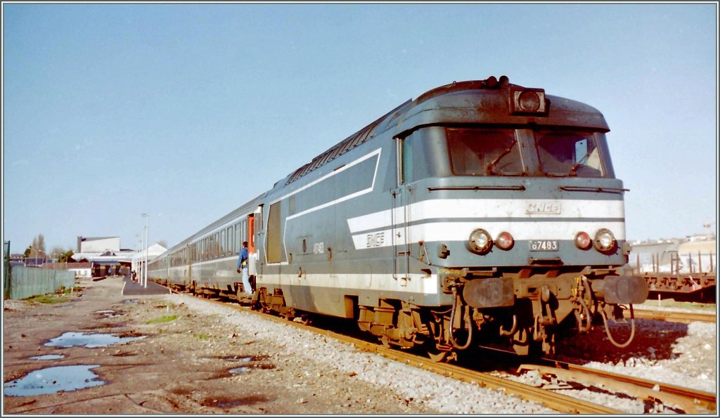 The SNCF BB 67 483 with the  Dieppe-Paris  in Dieppe. 
scanned negativ/14.02.2002