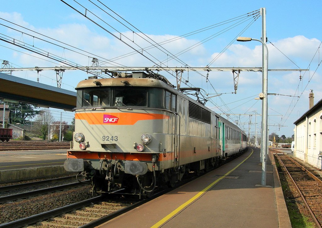 The SNCF BB 9243 with his  Aqualis  is arriving in Blois.
22.03.2007 