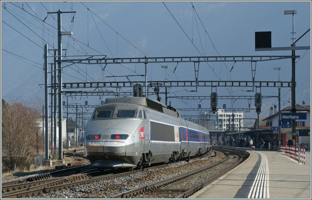 The  snow TGV  to Brig by the stop in Martingy. 
05.03.2011