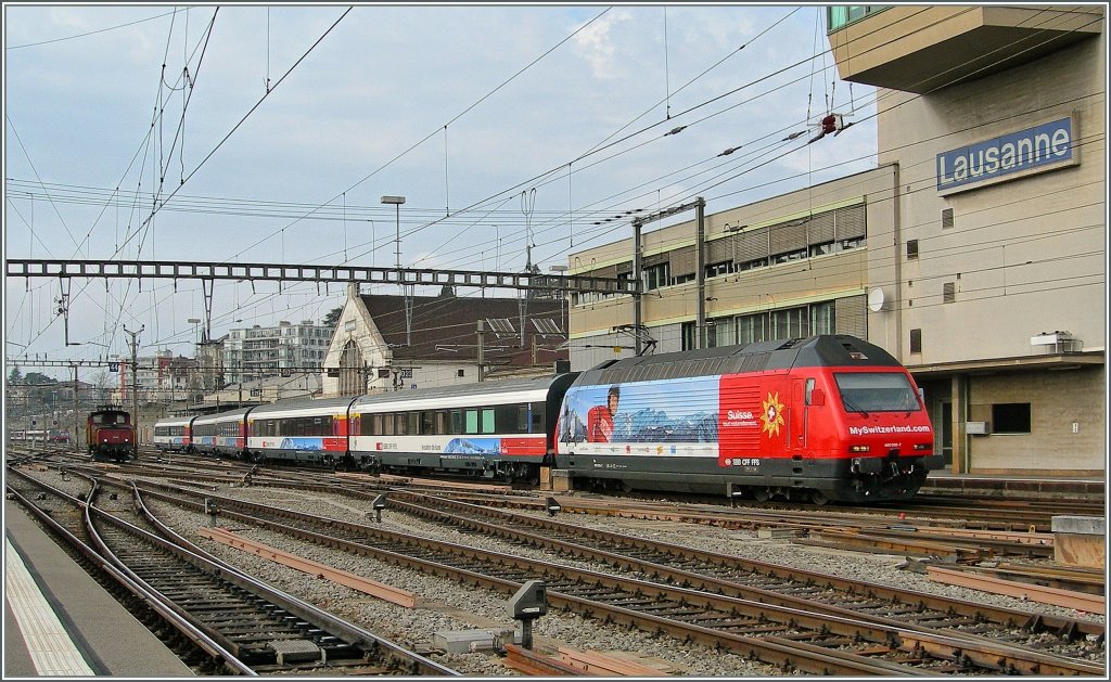 The Snowtrain is the perfect link for British Tourists from the Geneva Airport to the Alps. 
The SBB Re 460 036-7 with the Snowtrain to Brig in Lausanne.
26.02.2011 
 