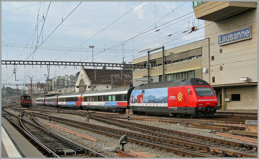 The Snowtrain is the perfect link for British Tourists from the Geneva Airport to the Alps. 
The SBB Re 460 036-7 with the Snowtrain to Brig in Lausanne.
26.02.2011 
 