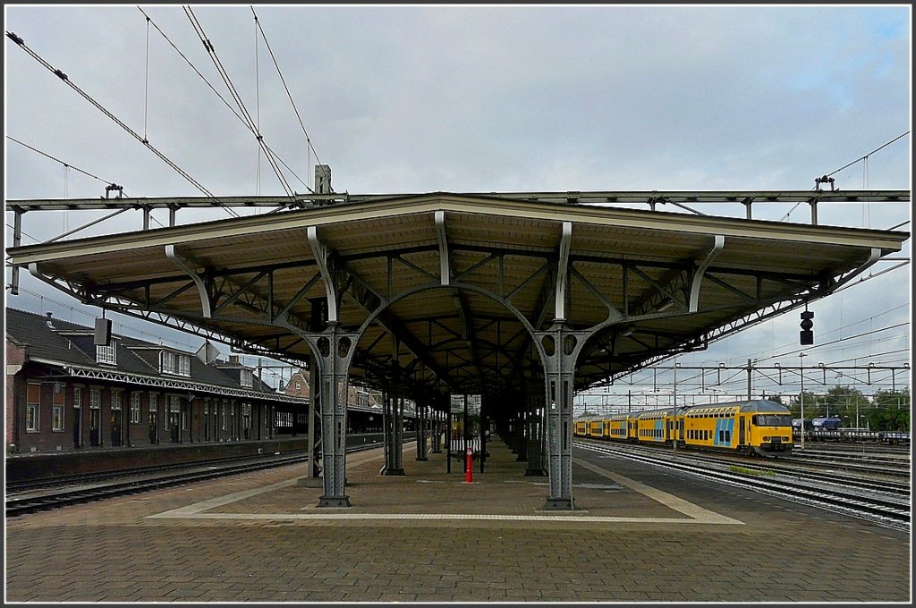 The station od Roosendaal with its magnificent platform roof photographed on September 5th, 2009.