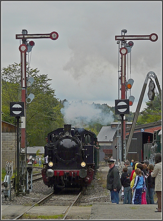The steam engine  Energie 507  is arriving at the station Fond de Gras on September 13th, 2009.