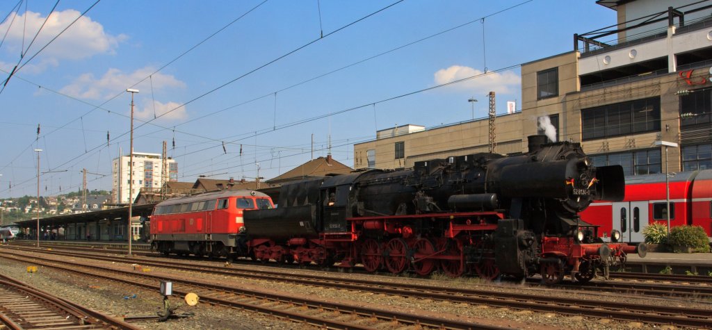 The steam locomotive 52 8134-0 Railway friends Betzdorf pulls the (V160) 218128-7, which has no HU, on 04.24.2011 by the Central Station of Siegen. The recording was made ​​of the Sdwestflische Railroad Museum.