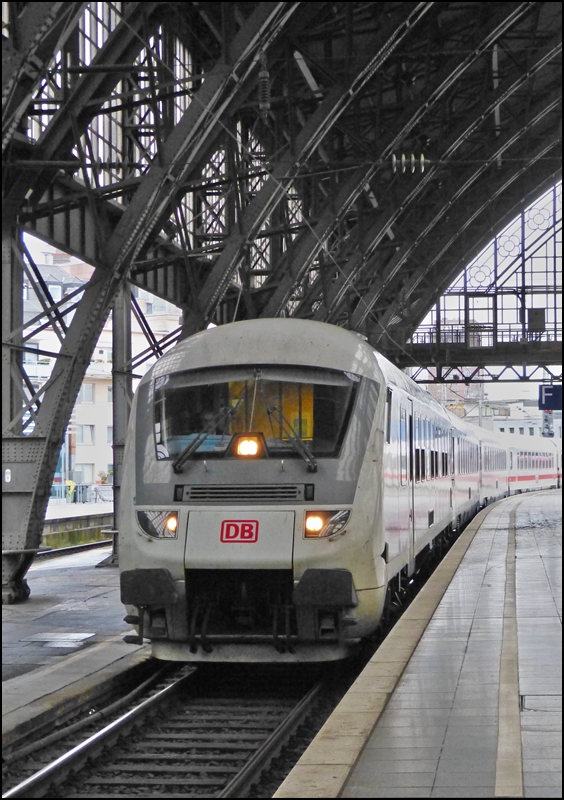The substitude IC 2907 to Berlin is entering into Cologne main station on December 22nd, 2012.